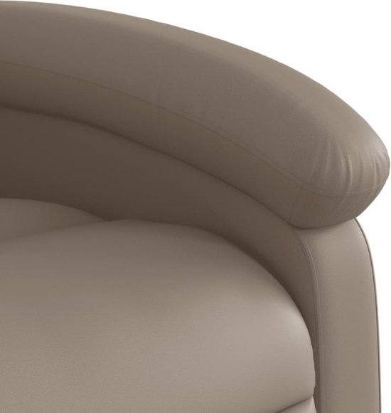 Detail van de gewatteerde armleuning van een cappuccinokleurige massagestoel.