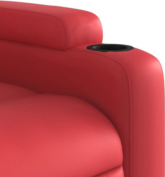 Close-up van een zwarte bekerhouder op de armleuning van een rode relaxfauteuil.