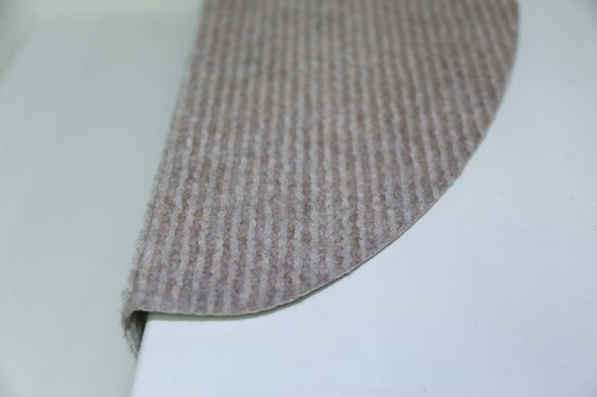 Beige halvemaanvormige trapmat met ribbelpatroon, met de rand omhoog gekruld.