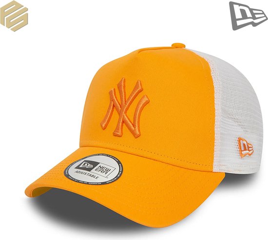 Casquette trucker New Era orange avec logo NY Yankees, côtés en mesh blanc et fermeture réglable.