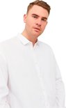 Man draagt een wit Jack & Jones overhemd.