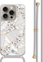 Casimoda® hoesje met grijs koord - Geschikt voor iPhone 15 Pro - Stone & Leopard - Afneembaar koord - TPU/polycarbonaat - Grijs