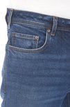 Detail van de voorkant van blauwe jeans met oranje stiksels, een klein zakje en knopen.