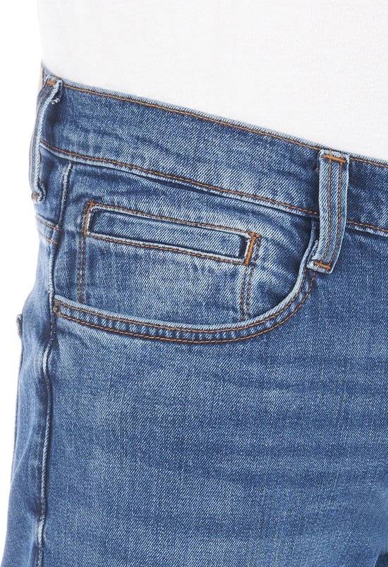 Sluiting en zakdetail van een donkerblauwe jeans met oranje stiksels.