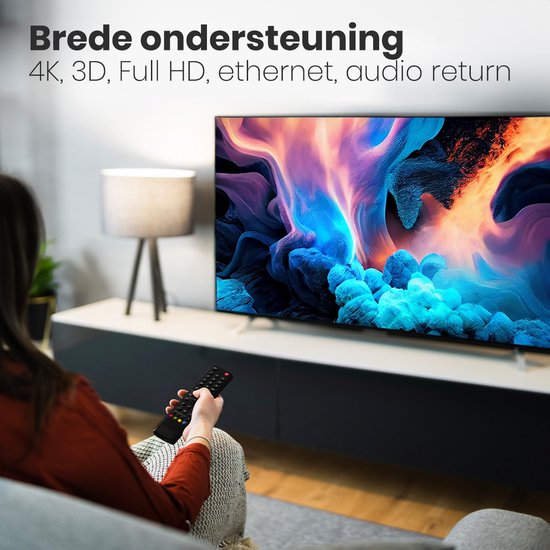 Vrouw kijkt tv, brede ondersteuning 4K, 3D, Full HD, ethernet, audio return.