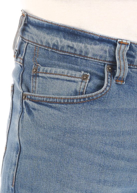 Detailopname van de voorkant van een spijkerbroek met een kleine zak en bruine stiksels.