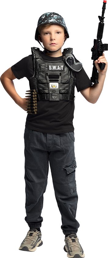 Jongen draagt een zwart SWAT-vest, camouflagehelm, kogelriem en houdt een speelgoedgeweer vast.
