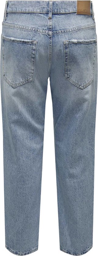 Achterkant van een lichtblauwe straight fit jeans met riem en een bruin label.
