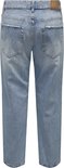 Achterkant van een lichtblauwe straight fit jeans met riem en een bruin label.