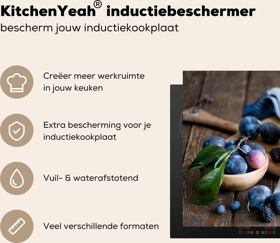 KitchenYeah® Inductie beschermer 81x52 cm - Kleurrijke vertoning van pruimen in houten kom - Kookplaataccessoires - Afdekplaat voor kookplaat - Inductiebeschermer - Inductiemat - Inductieplaat mat