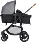 Zwarte kinderwagen met een grijs met zwart reiswieg-gedeelte en houten handvat.
