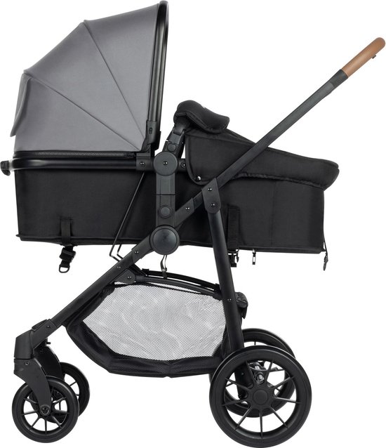 Zwarte kinderwagen met een grijs met zwart reiswieg-gedeelte en houten handvat.