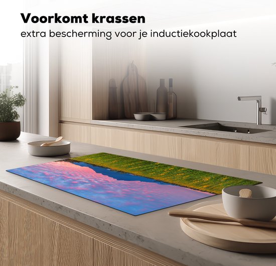 KitchenYeah® Inductie beschermer 89.6x51.6 cm - Bloemenveld voor een berg - Kookplaataccessoires - Afdekplaat voor kookplaat - Inductiebeschermer - Inductiemat - Inductieplaat mat