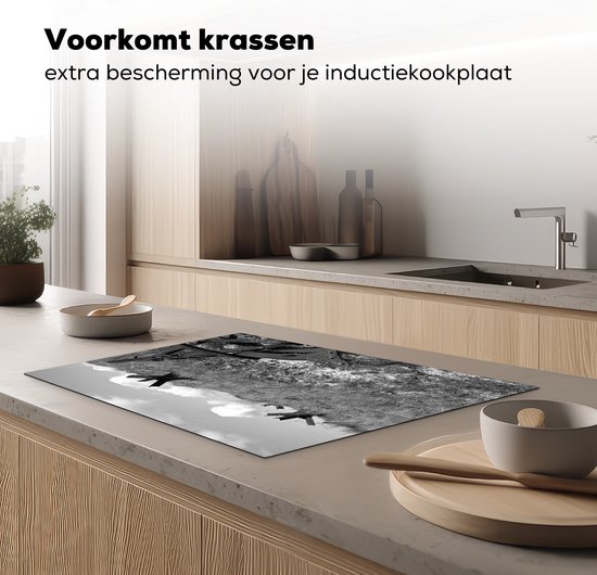 KitchenYeah® Inductie beschermer 76x51.5 cm - Franse duinen van Omaha Beach bij Stranden van D-Day in Europa - zwart wit - Kookplaataccessoires - Afdekplaat voor kookplaat - Inductiebeschermer - Inductiemat - Inductieplaat mat