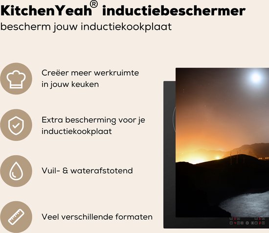 KitchenYeah® Inductie beschermer 78x52 cm - Stadslichten schijnen in de nacht van Madeira langs het zeewater - Kookplaataccessoires - Afdekplaat voor kookplaat - Inductiebeschermer - Inductiemat - Inductieplaat mat