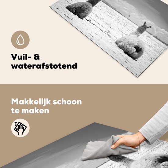 KitchenYeah® Inductie beschermer 76x51.5 cm - Rustende lama's op een zand vlakte - zwart wit - Kookplaataccessoires - Afdekplaat voor kookplaat - Inductiebeschermer - Inductiemat - Inductieplaat mat
