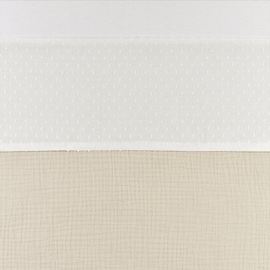 Textuur van het wieglaken: wit bovenaan met stipjes, beige onderaan met fijne textuur.