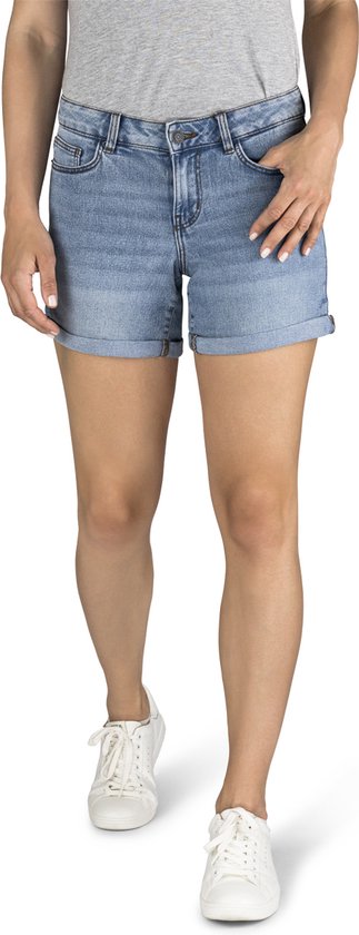 Short en jean pour femme en jean bleu clair avec ourlet retroussé, porté par une mannequin.