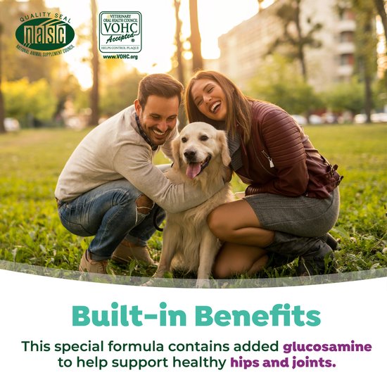 Een koppel knuffelt een hond in een park. De hond is een blonde Labrador. De tekst "Built-in Benefits" staat onderaan.