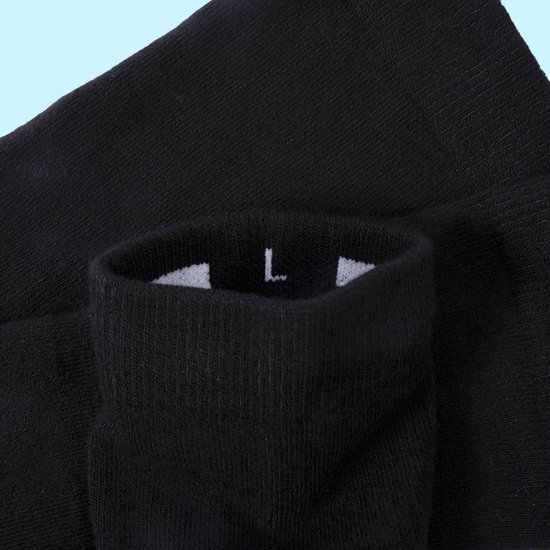 Close-up van de boord van een zwarte sok met het "L" maatlabel.