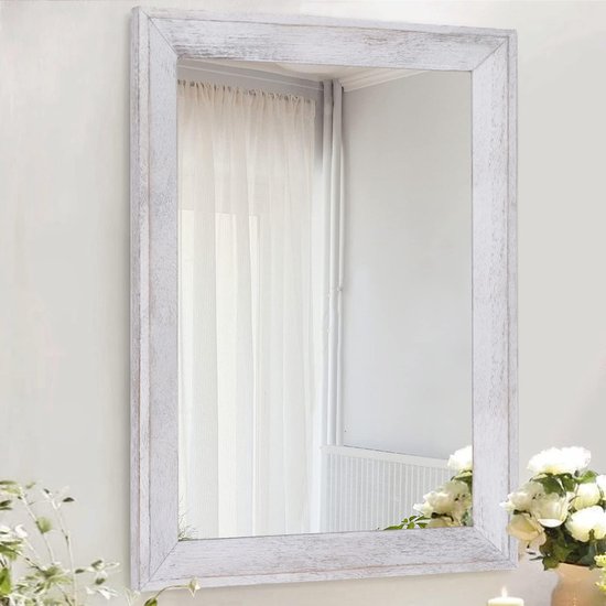 Spiegel voor aan de muur, gemaakt van rustiek hout en ingelijst. Deze decoratieve spiegel is perfect voor een boerderijstijl slaapkamer of badkamer. Hang de spiegel aan de muur voor een witte rechthoekige muurdecoratie.