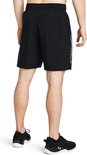 Achterkant van een man in een zwarte sportbroek met 'Under Armour' logo op de zijkant.