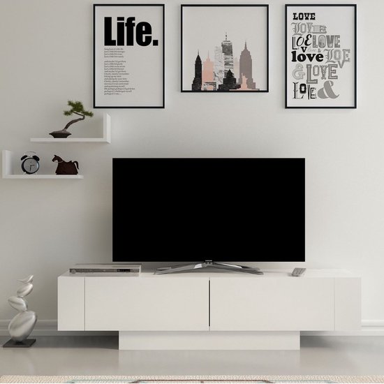 Een witte tv-meubel met een tv, waaronder decoratie.