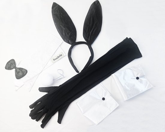 Set van BamBella: witte blouse, zwarte konijnenoren, vlinderdas, lange zwarte handschoen en manchetten.
