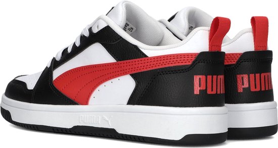 Achterkant van witte Puma sneakers met rode Puma logo's en rode accenten.