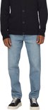 Man met lichtblauwe jeans, gedetailleerde zakken en een bruin leren merklabel.