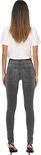 Model draagt een grijze skinny jeans met witte top, achterkant zichtbaar.