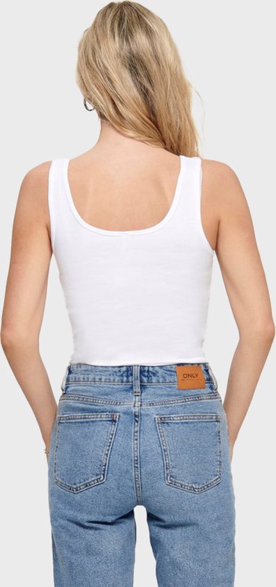 Achterkant van een witte, nauwsluitende tanktop met een ronde hals, gedragen met een spijkerbroek met bruin logo-label.