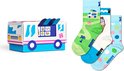 Doos in de vorm van een ijscowagen met drie paar kindersokken: een met camper, een met ijshoorntje en een met stippen.