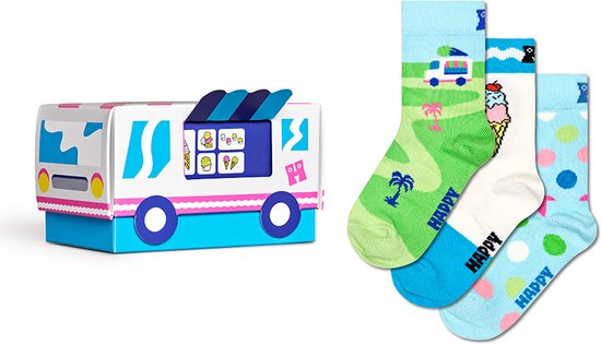 Doos in de vorm van een ijscowagen met drie paar kindersokken: een met camper, een met ijshoorntje en een met stippen.