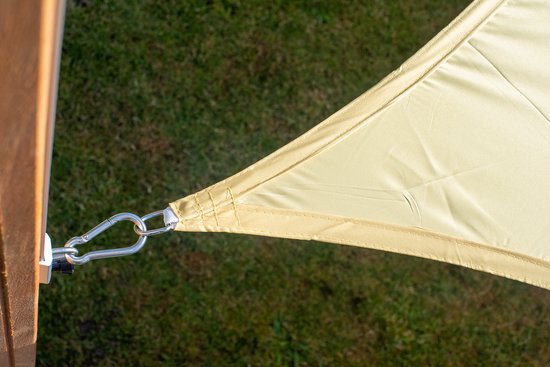 Hoek van een beige schaduwdoek vastgemaakt met een karabijnhaak aan een houten paal.