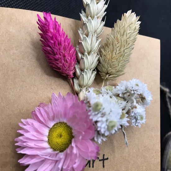 Droogbloemenkaart "hart onder de riem" en hart met roze droogbloemen | liefde | kaart | wDroogbloemen Wenskaart met Hart – “Hart onder de Riem” – Cadeaukaart Sterkte & Liefde – Decoratie Droogbloemen – Beterschap & Support