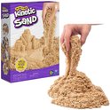 Kinetic Sand verpakking met een hand die goudkleurig zand vasthoudt en het uit een zandkasteel laat vallen. Goudkleurig zand.