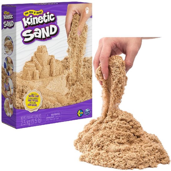Kinetic Sand verpakking met een hand die goudkleurig zand vasthoudt en het uit een zandkasteel laat vallen. Goudkleurig zand.