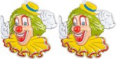 Carnaval/party decoratie bord - 2x - Clown hoofd gele hoed - wand/muur versiering - 50 x 50 cm - plastic