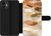 Bookcase Geschikt voor iPhone 12 Pro Max telefoonhoesje - Verf - Goud - Bruin - Met vakjes - Wallet case met magneetsluiting