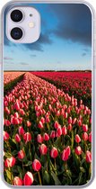 Geschikt voor iPhone 11 hoesje - Kleurrijke tulpen in Nederlands landschap - Siliconen Telefoonhoesje
