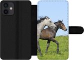 Bookcase Geschikt voor iPhone 12 Mini telefoonhoesje - Paarden - Dieren - Gras - Met vakjes - Wallet case met magneetsluiting