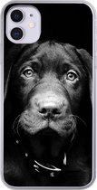 Geschikt voor iPhone 11 hoesje - Close-up labrador puppy tegen zwarte achtergrond in zwart-wit - Siliconen Telefoonhoesje