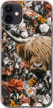 Geschikt voor iPhone 12 mini hoesje - Schotse hooglander - Bloemen - Oranje - Siliconen Telefoonhoesje
