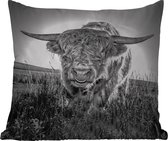 Sierkussen Schotse hooglander voor buiten - Zwart wit afbeelding van een Schotse hooglander - 50x50 cm - vierkant weerbestendig tuinkussen / tuinmeubelkussen van polyester