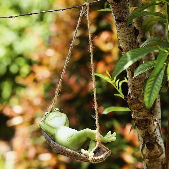 Leuke, Groene Kikker Op Een Blad in Een Vijver Stock Foto - Image of