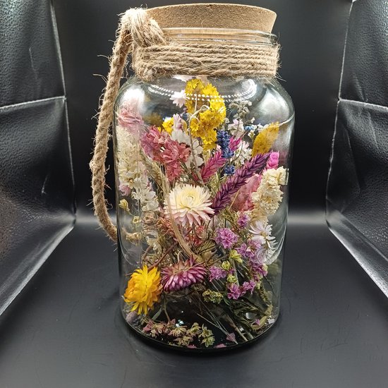 Droogbloemen in vaas met kurk en touw | glas| decoratie | droogbloemen in fles | boeket | bloemstuk | bloemen in glas | fleurig | fles met kurk | cadeau | gezellig | interieur | decoratie | stolp