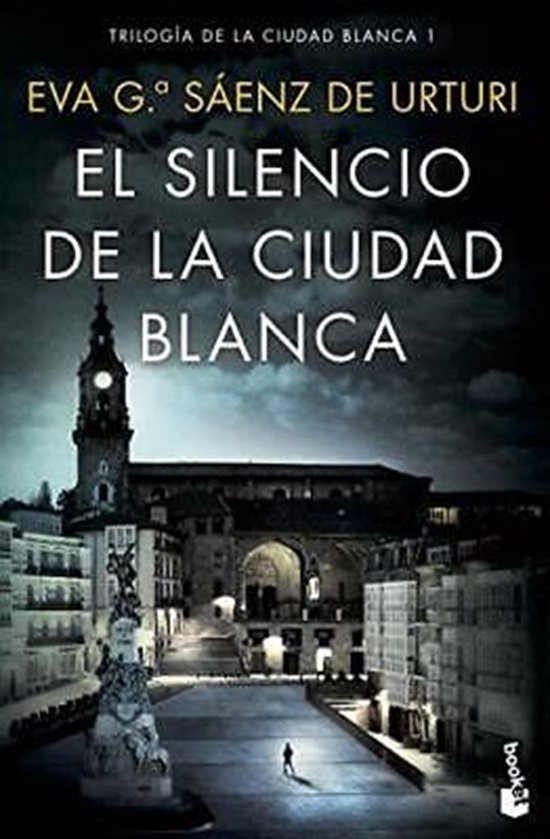 Couverture du livre 'El Silencio de la Ciudad Blanca' représentant un paysage urbain nocturne avec un clocher.