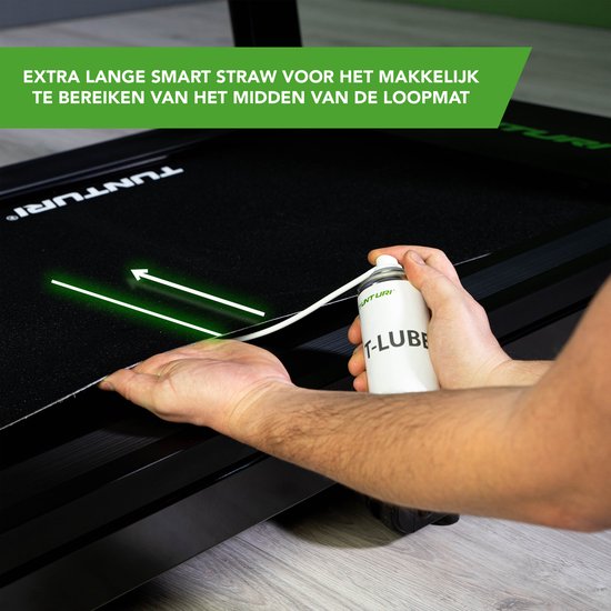 Close-up van het gebruik van een T-LUBE TREADMILL LUBRICANT spuitbus met spuitbuis op een loopband.