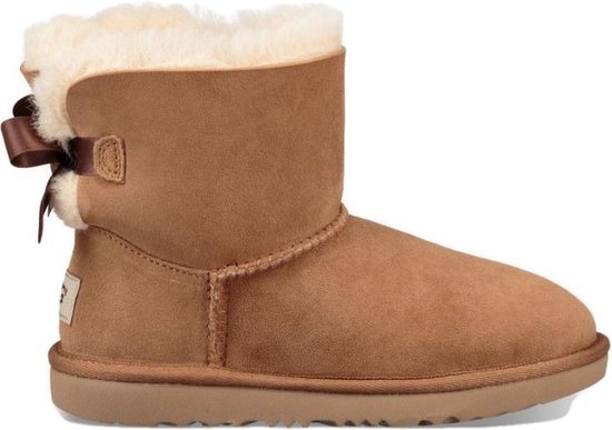 Bruine UGG laarsjes met witte vachtvoering en strik op de achterkant.